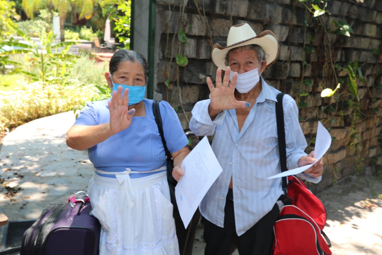 Salvadoreños que finalizaron cuarentena: “Agradecemos a Dios por haber salido de esa situación y al Gobierno por cuidarnos” salvadorenos-que-finalizaron-cuarentena-agradecemos-a-dios-por-haber-salido-de-esa-situacion-y-al-gobierno-por-cuidarnos